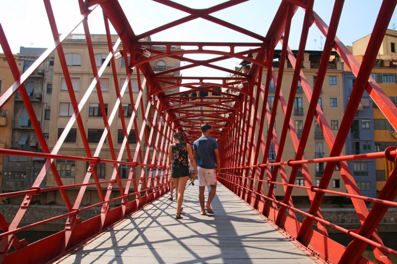 Gérone (Espagne). Sur le Pont de les Peixateries Velles.