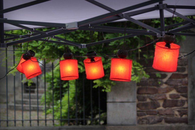 Terrasse de restaurant sur la place Rallier du Baty, à Rennes.