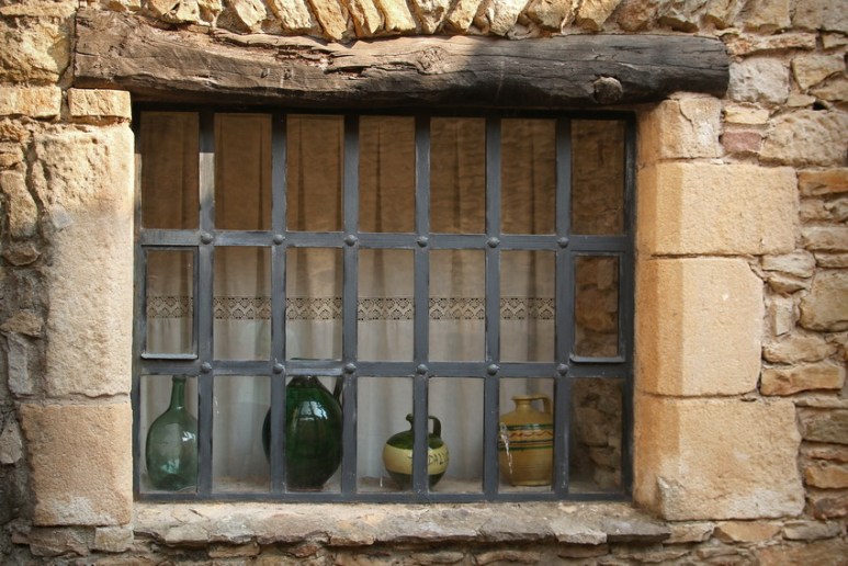 Fenêtre à Peratallada (Catalogne, Espagne)