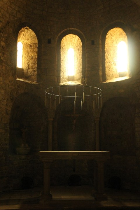 Œuvre d'art "Desert Shore" de Claude Lévêque, dans l'abbaye de Gellone, à Saint-Guilhem-le-Désert (Hérault).