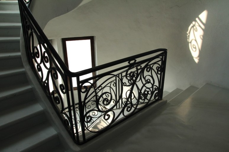 Escalier dans un édifice religieux du Mont Saint-Clair, à Sète (Hérault).