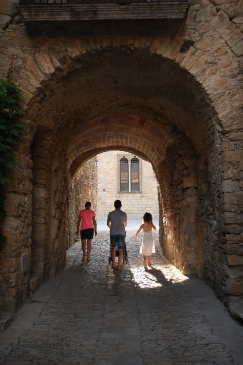 Promenade familiale à Peratallada (Catalogne, Espagne)