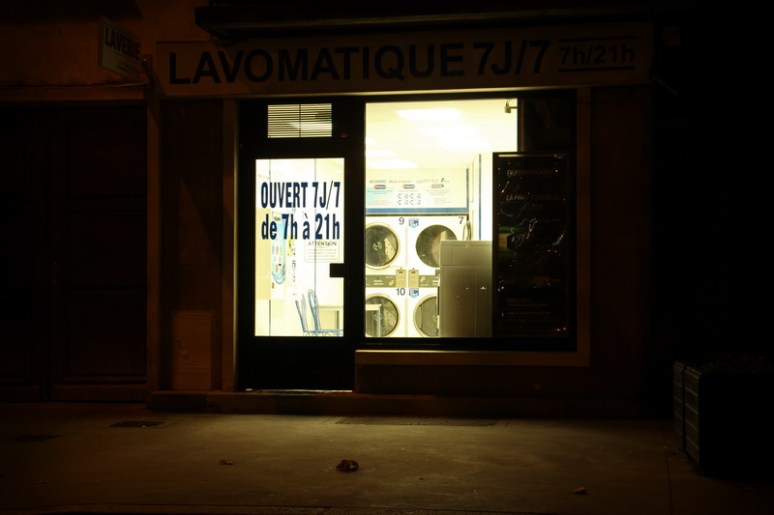 Laverie automatique sur la place Courtonne, à Caen.