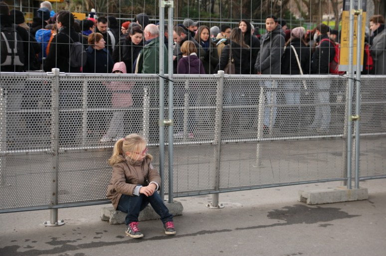 Attente sous la Tour Eiffel (Paris).