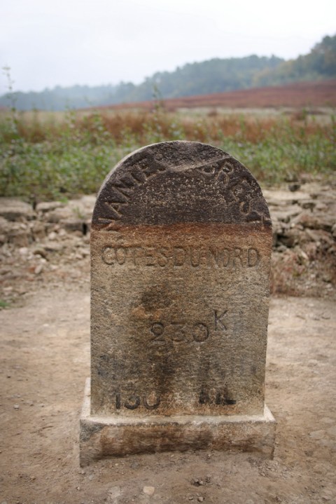 Au fond du lac de Guerlédan asséché en 2015 (Bretagne).