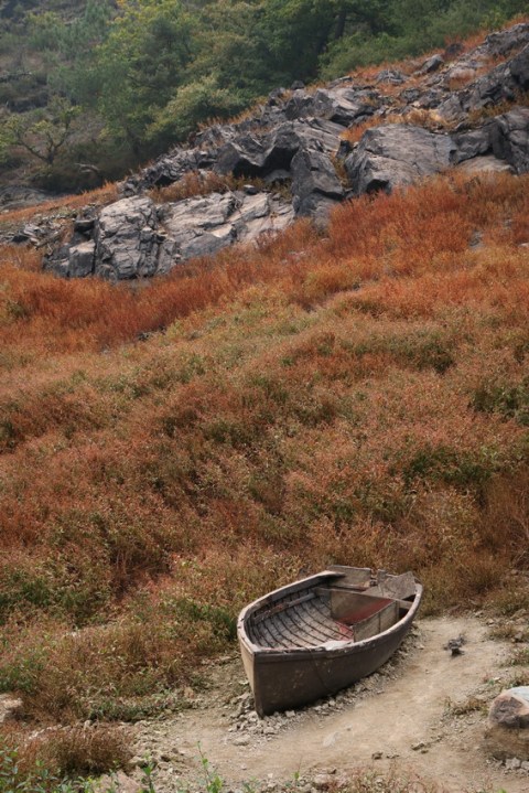 Au fond du lac de Guerlédan asséché en 2015 (Bretagne).