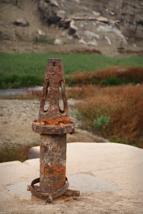Détail d'une ancienne écluse au fond du lac de Guerlédan asséché en 2015 (Bretagne).