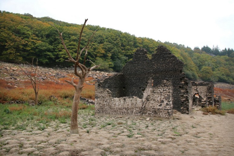 Ruine au fond du lac de Guerlédan asséché en 2015 (Bretagne).