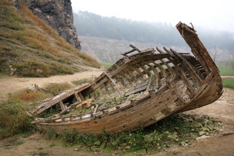 Épave au fond du lac de Guerlédan asséché en 2015 (Bretagne).