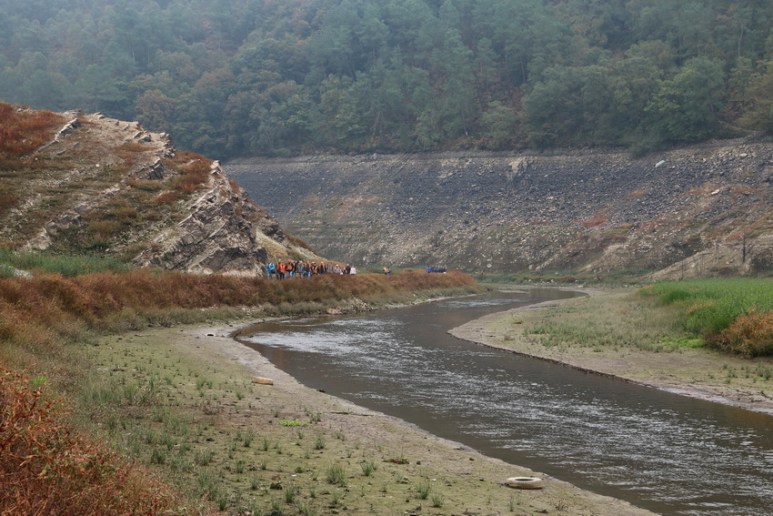 Au fond du lac de Guerlédan asséché en 2015 (Bretagne).
