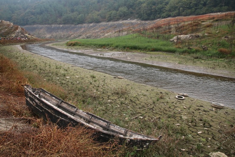 Au fond du lac de Guerlédan asséché en 2015 (Bretagne).