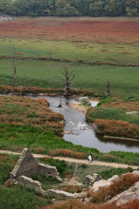 Au fond du lac de Guerlédan asséché en 2015 (Bretagne).