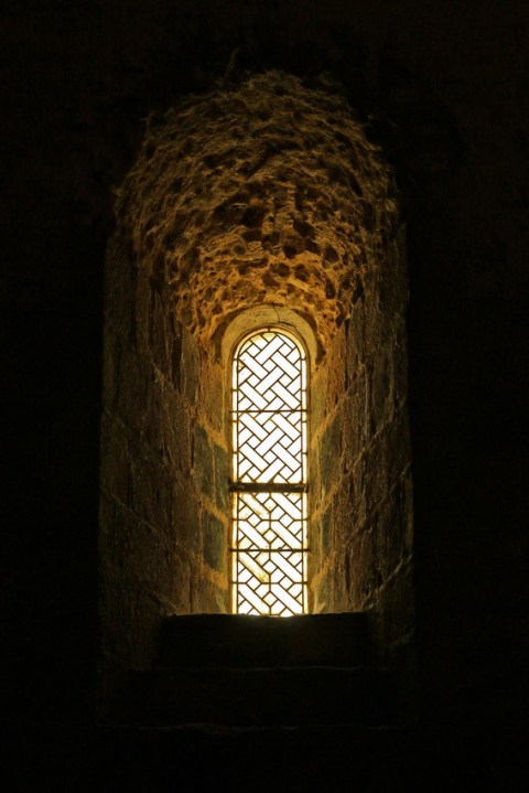 L'abbaye du Mont-Saint-Michel : Une fenêtre de la crypte Saint-Martin.