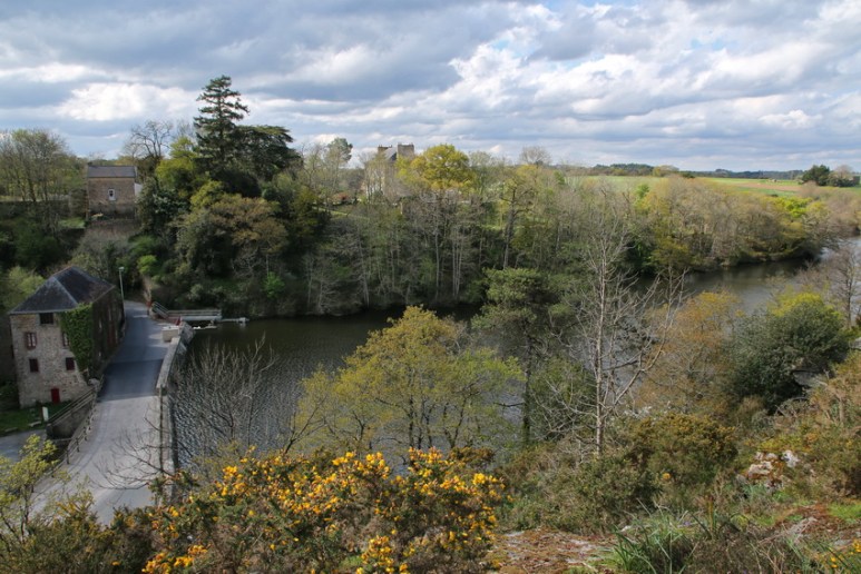 Muzillac (Morbihan), l'étang et le moulin de Pen Mur.