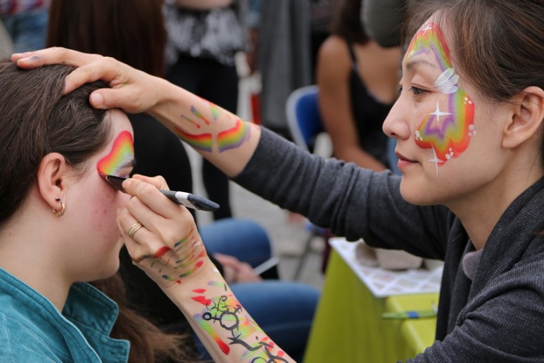La maquilleuse (Marche LGBT 2016 de Rennes)
