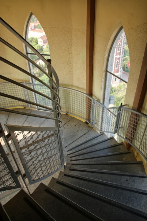 Les derniers escaliers avant le sommet de l’église Sagrat Cor du Tibidabo (Barcelone).