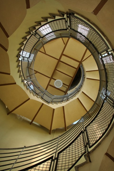 Les derniers escaliers avant le sommet de l’église Sagrat Cor du Tibidabo (Barcelone).