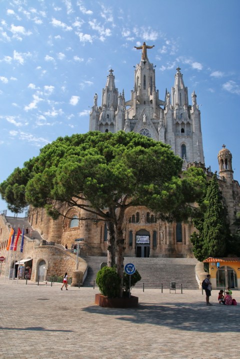 L'église Sagrat Cor (Sacré-Cœur), au sommet du Tibidabo (Barcelone, Espagne).