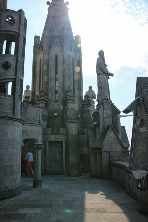A mi-hauteur de l'église Sagrat Cor du Tibidabo (Barcelone).