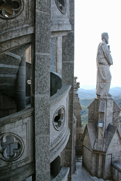 Escalier montant en haut de l'église Sagrat Cor du Tibidabo (Barcelone).