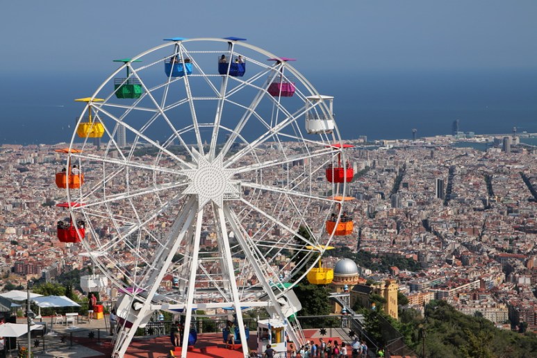 Vue sur Barcelone depuis le parvis de l'église Sagrat Cor du Tibidabo (Espagne).