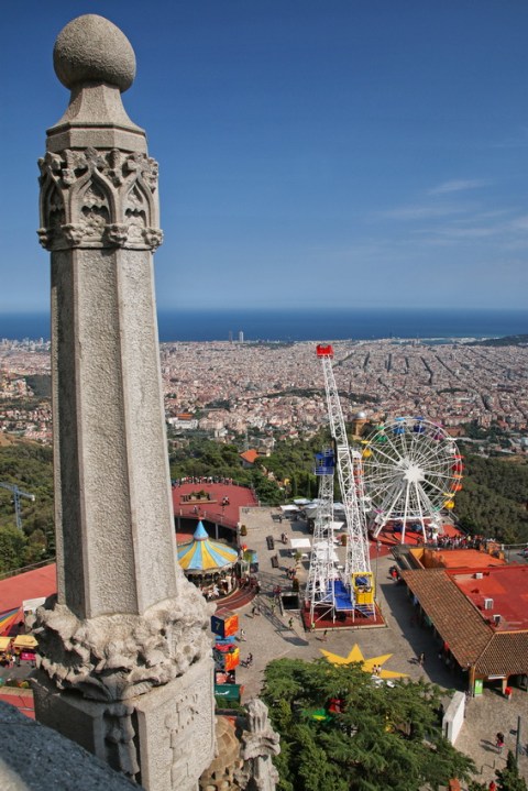 Vue sur Barcelone depuis la mi-hauteur de l'église Sagrat Cor du Tibidabo.