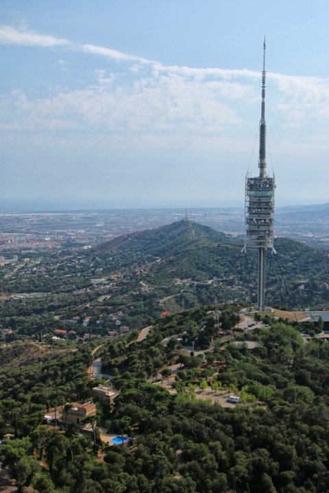 Vue sur la tour télécom depuis le sommet de l'église Sagrat Cor du Tibidabo (Barcelone).