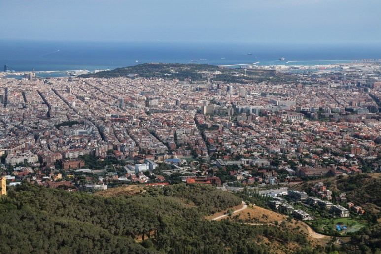 Vue sur Barcelone depuis le sommet de l'église Sagrat Cor du Tibidabo.