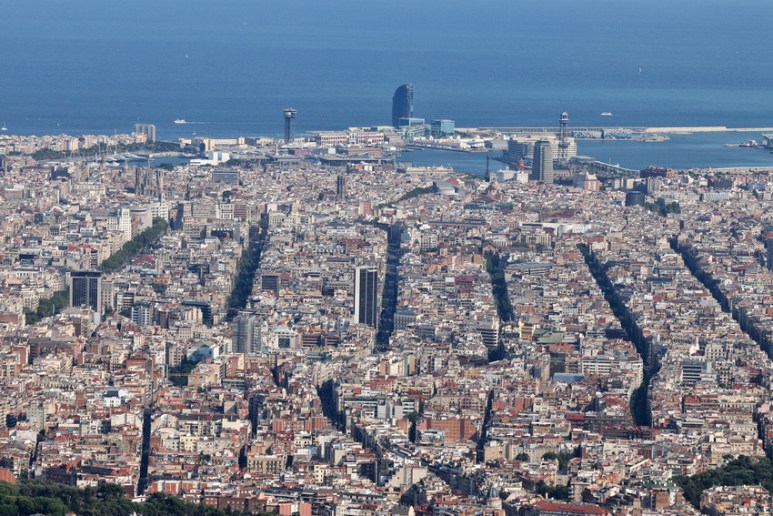 Vue sur Barcelone depuis le sommet de l'église Sagrat Cor du Tibidabo.