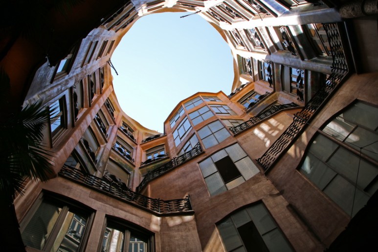 Barcelone, dans l'un des patios de la Pedrera ou Casa Milà.