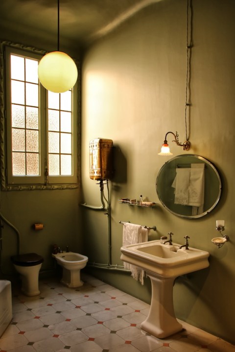 Salle de bain de l'un des appartements de la Pedrera ou Casa Milà, à Barcelone.