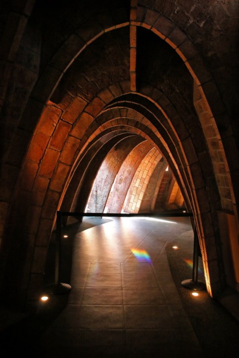 Sous le toit de la Pedrera ou Casa Milà, à Barcelone.