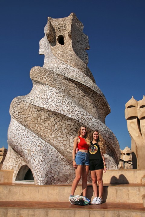 Cheminées sur le toit de la Pedrera ou Casa Milà, à Barcelone.