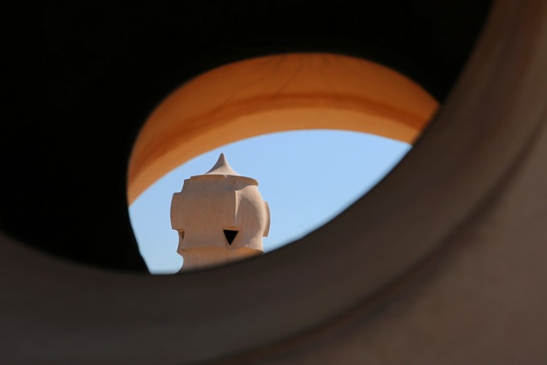 D'une cheminée à l'autre, sur le toit de la Pedrera ou Casa Milà, à Barcelone.