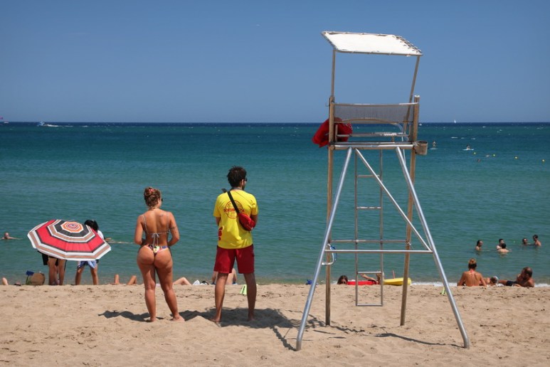 Plage de Sant Sebastia, à Barcelone (Espagne).