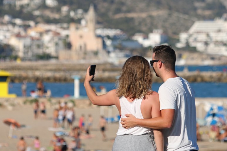 Selfie d'amoureux à Sitges (Espagne).