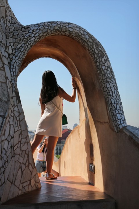 Photos entre copines sur le toit de la Pedrera, à Barcelone (Espagne).