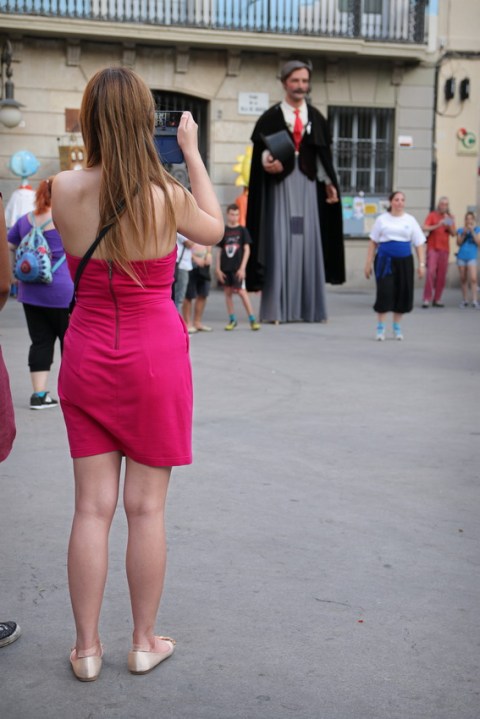 Photo sur la plaça de la Vila de Gràcia, à Barcelone (Espagne).