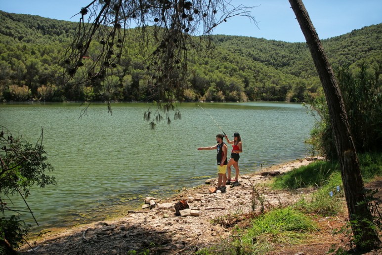 Pêche dans le lac du barrage de Foix, près de Castellet (Espagne).