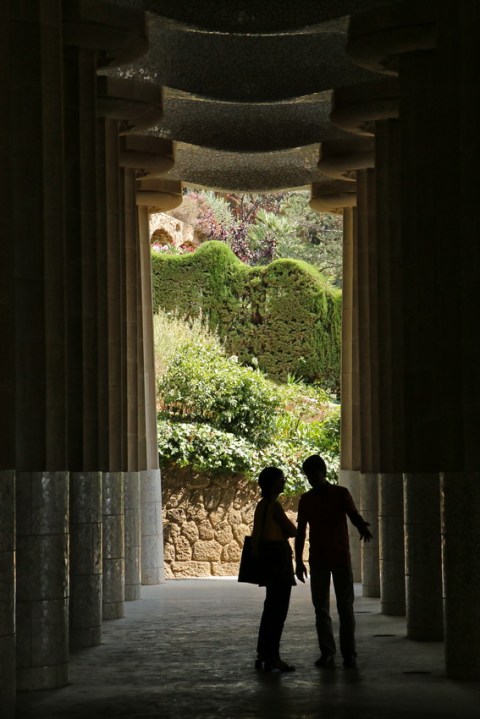 Barcelone (Espagne). Dialogue à l'ombre, au parc Güell.
