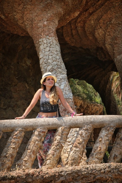 Barcelone (Espagne). Poser fièrement au parc Güell.