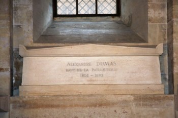 Cercueil d'Alexandre Dumas dans la crypte du Panthéon (Paris).