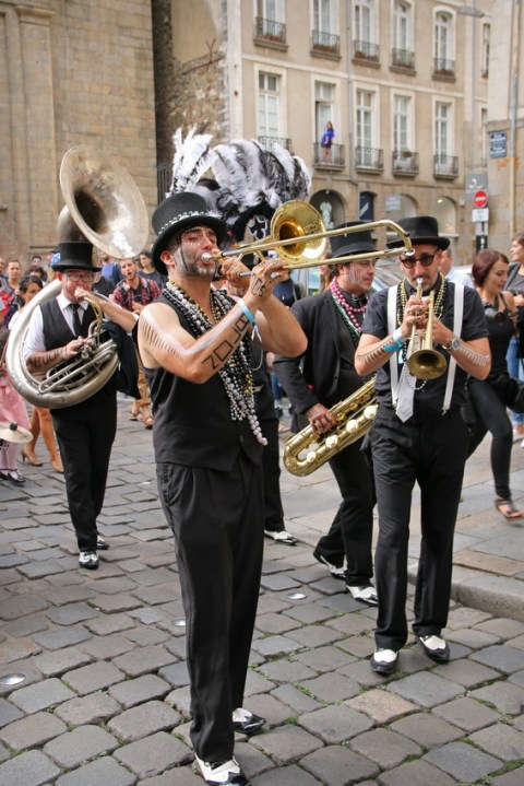 Parade musicale dans la rue Duguesclin (Rennes, septembre 2016).