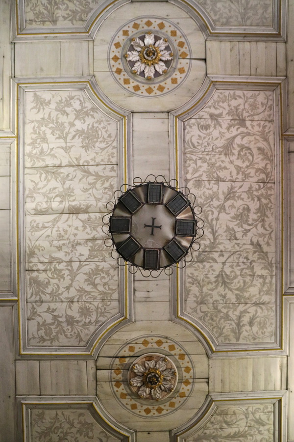 Fleurs au plafond (Église Saint-Maffre, à Bruniquel - Tarn-et-Garonne).
