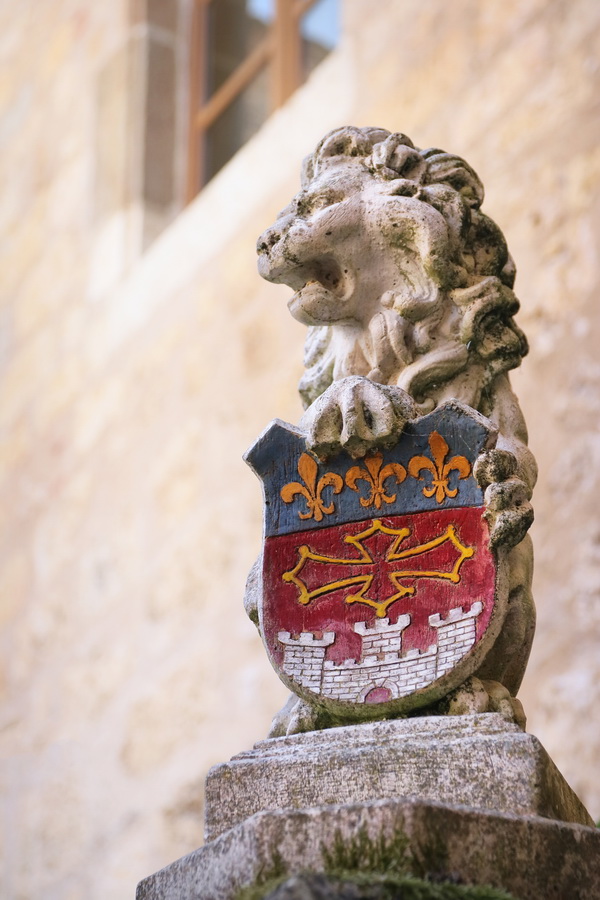 Cordes-sur-Ciel (Tarn). Un lion dans la rue Saint-Grégoire.