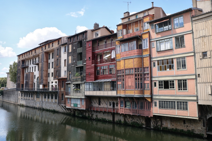 Castres (Tarn). Bâtiments au bord de l'Agout, vus depuis le Pont Neuf - 30/07/2022