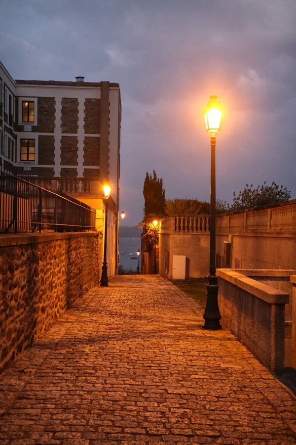 Dinard (Ille-et-Vilaine). Passage Solidor à la tombée de la nuit - 17/04/2022