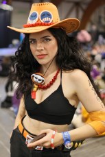 Cosplay d'une version féminine de Ace (One Piece).