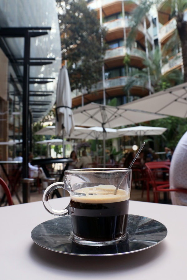 Monaco (quartier Monte-Carlo). Prendre un café au "Mada One", sur la Promenade Princesse Charlène.