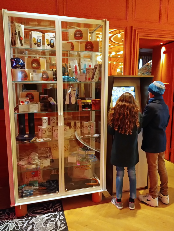 Jeux pour tous dans le hall de l'hôtel